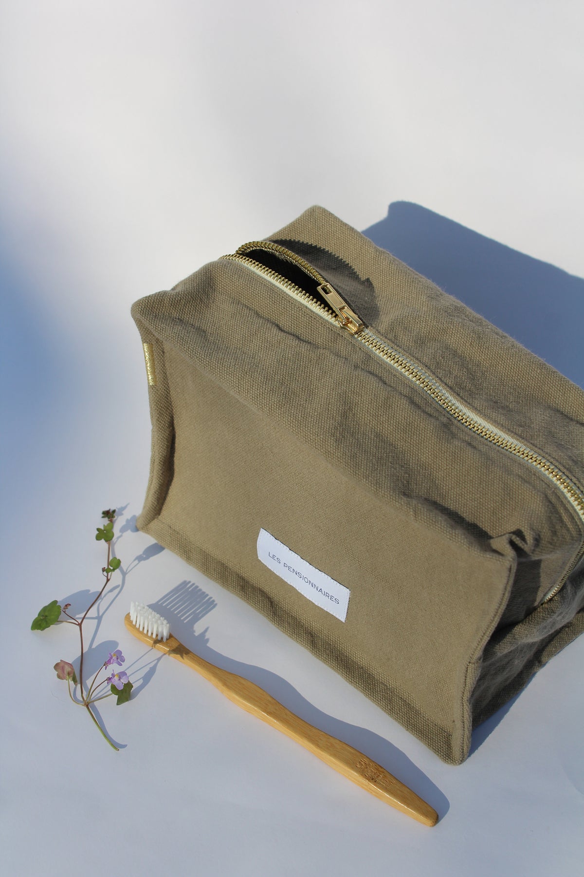 Trousse-de-toilette-Cube-kaki-clair-coton-bio-les-pensionnaires-42