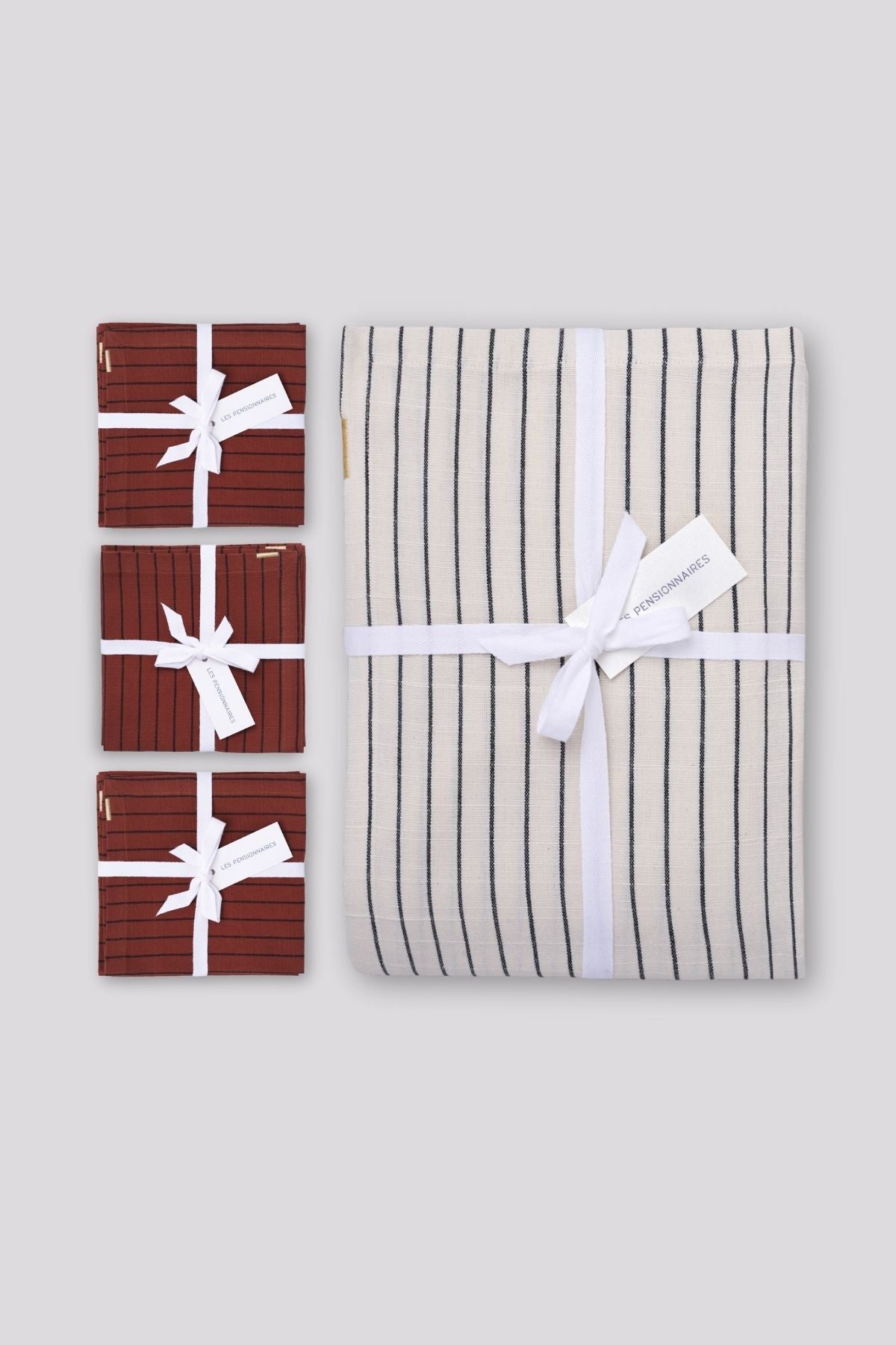 coffret-epicurien-nappe-et-serviettes-de-table-a-rayures-rouge-blanc
