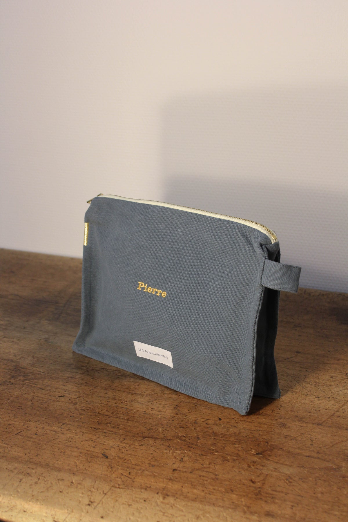 trousse-cube-bleu-broderie-personnalisation-doree-Les-pensionnaires-54