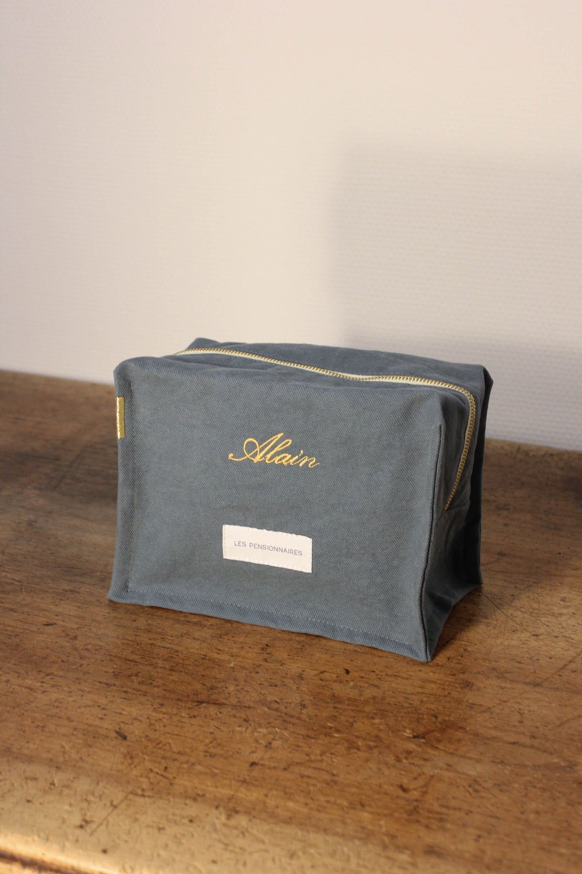 trousse-cube-bleu-broderie-personnalisation-doree-Les-pensionnaires-55