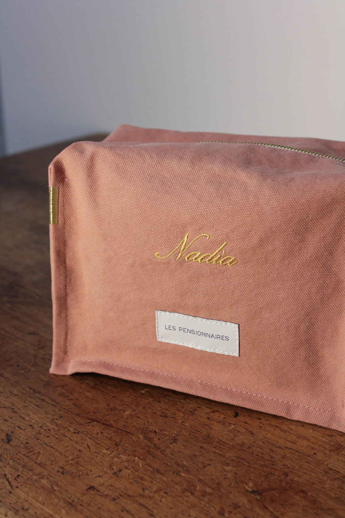 trousse-cube-rose-broderie-personnalisation-doree-Les-pensionnaires-50
