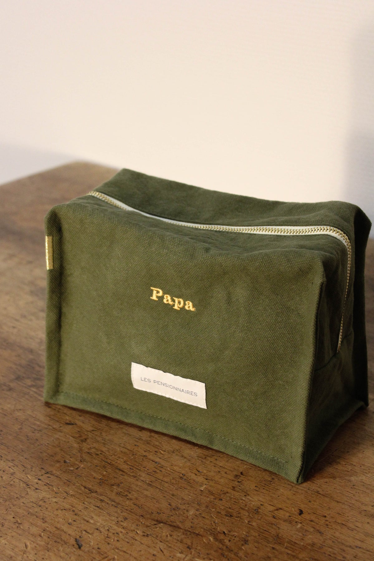 trousse-cube-verte-broderie-personnalisation-doree-Les-pensionnaires-36_72a30202-3e6f-44d9-a56a-a93911c953fb