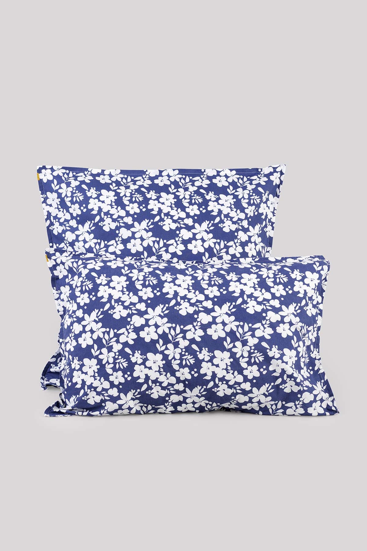 Taie d'oreiller en percale de coton bio bleu à fleurs blanches ravissante