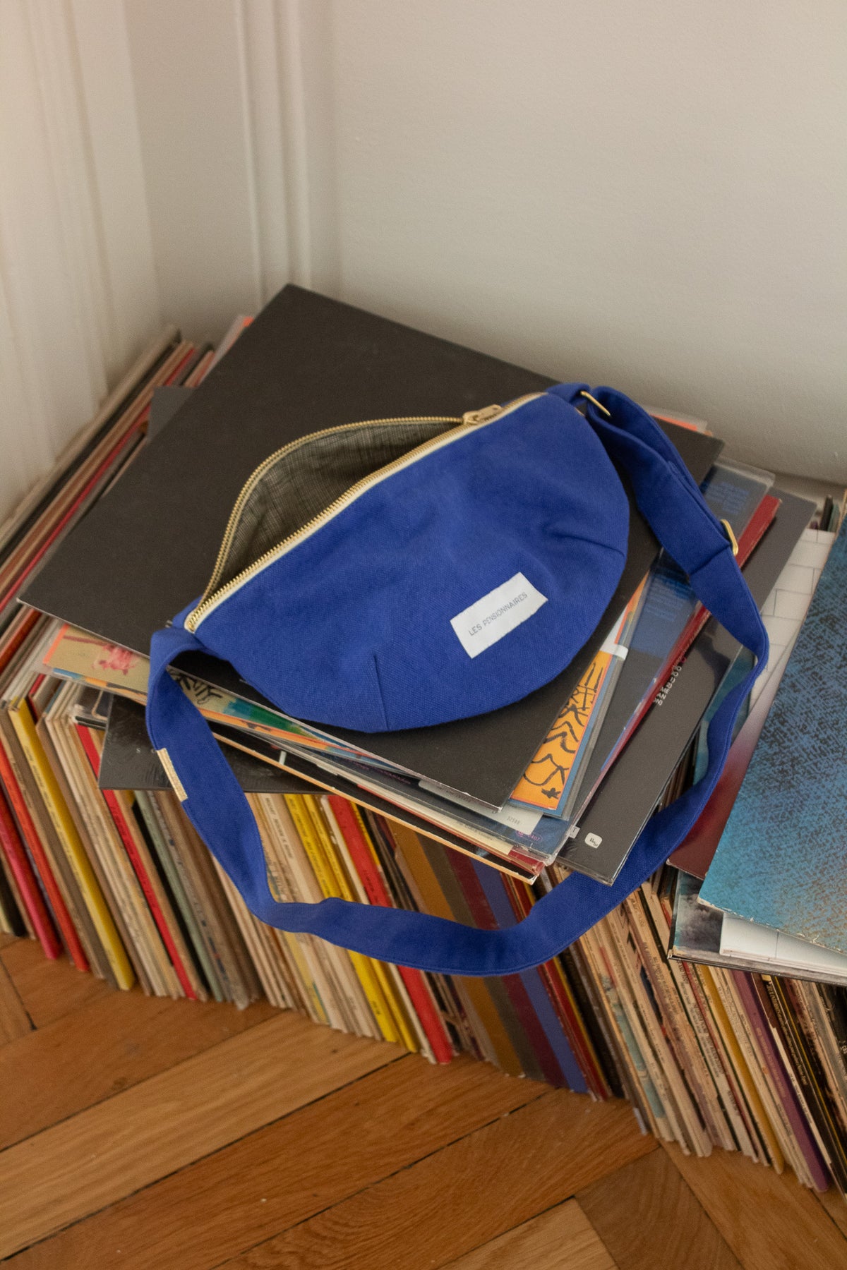sac-banane-bleu-vif-coton-bio-Les-pensionnaires-04