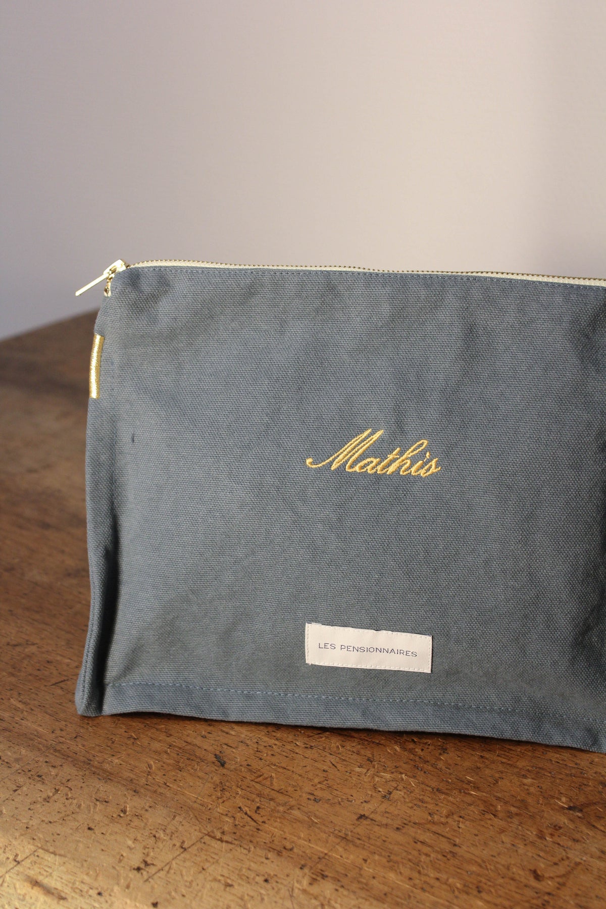 trousse-cube-bleu-broderie-personnalisation-doree-Les-pensionnaires-53
